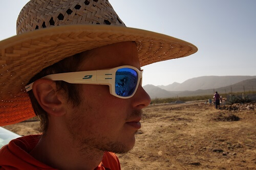 Un chapeau protège de la chaleur et des rayons du soleil